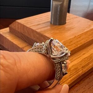 Elegant 925 sterling Silver Women's Ring with CZ stones size 8